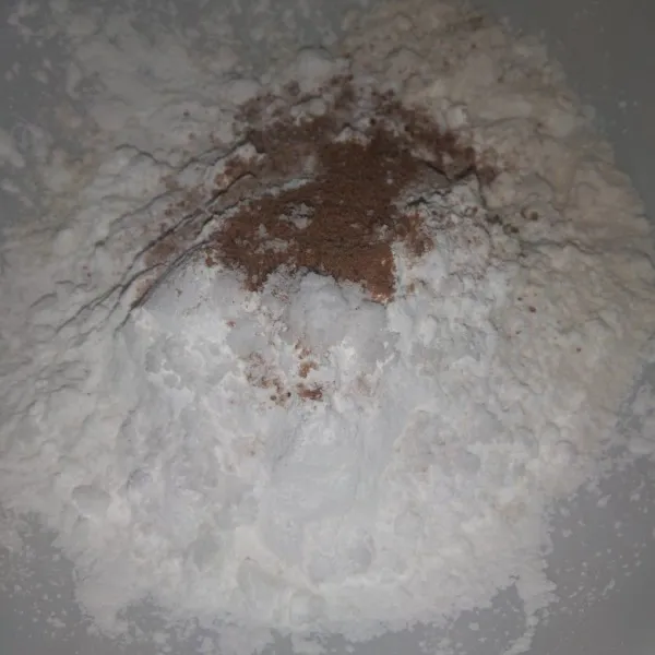 Masukkan tepung terigu, tepung tapioka, penyedap, lada, dan garam.