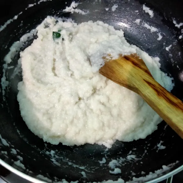 Nyalakan kompor, masak beras hingga bisa di bentuk atau sudah pulen, matikan kompor