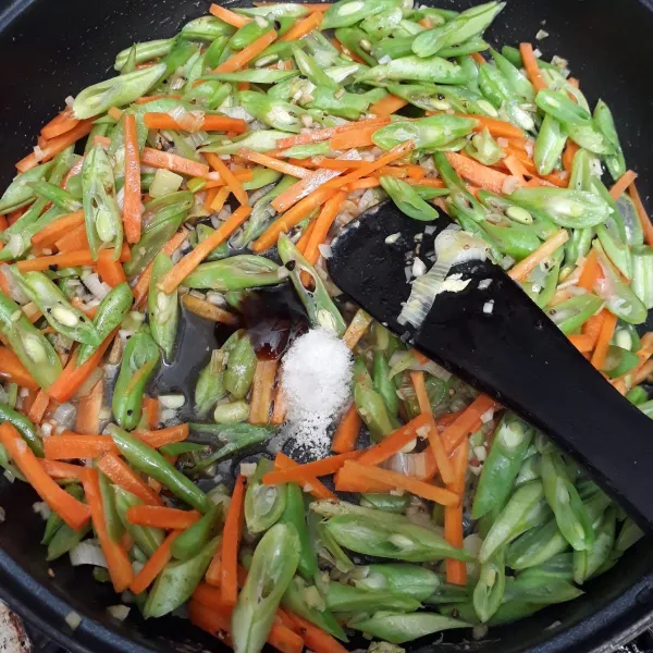 Masukkan saus tiram, garam, dan air lalu aduk hingga rata. Masak beberapa saat hingga wortel dan buncis setengah matang (kematangan disesuaikan dengan selera).