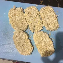 Lalu masukkan tempe ke tepung panir, tepuk perlahan, dan diamkan selama 3 menit.
