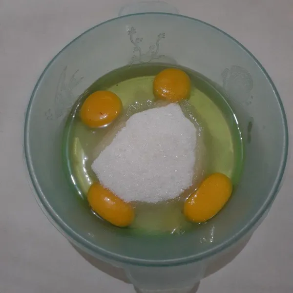 Untuk Rainbow Cake : dalam wadah, masukkan telur, gula pasir dan sp. Mixer dengan kecepatan tinggi sampai putih kental berjejak.