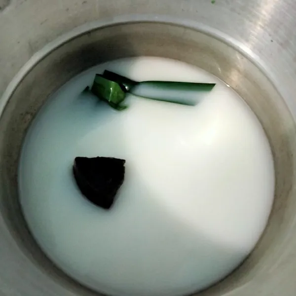 Untuk bahan kuahnya masukan semua bahan aduk terus menerus sampai gula merahnya mencair dan kuahnya mendidih, angkat