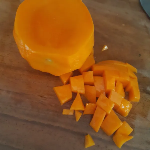 Kupas mangga potong dadu.