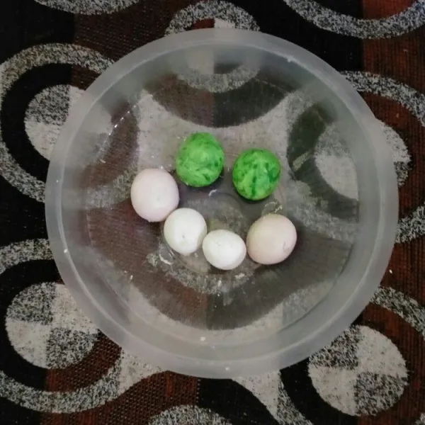 Bagi adonan menjadi beberapa bagian, kemudian beri secukupnya pewarna makanan. Aduk rata dan bentuk bulat bulat