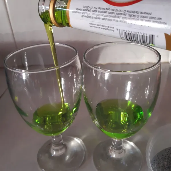 Siapkan gelas saji, tuang secukupnya sirup melon.