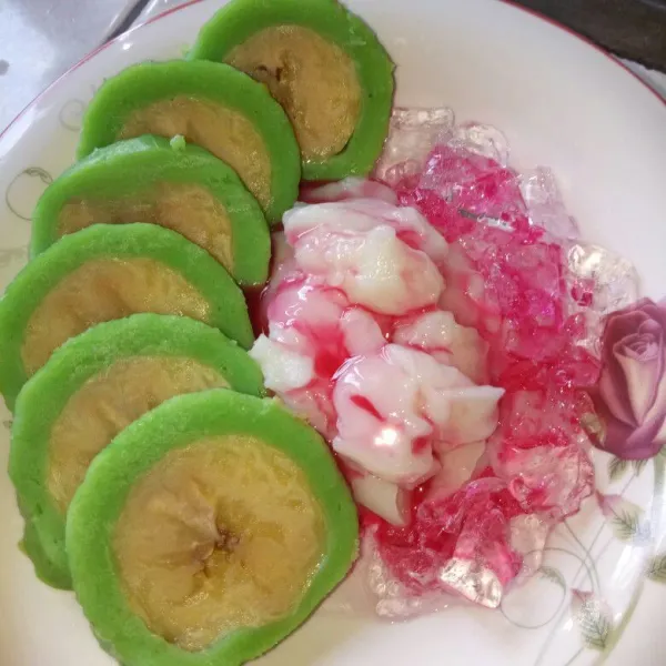 Setelah dingin, sajikan es pisang ijo dengan sirup cocopandan dan banyakin es batu biar seger