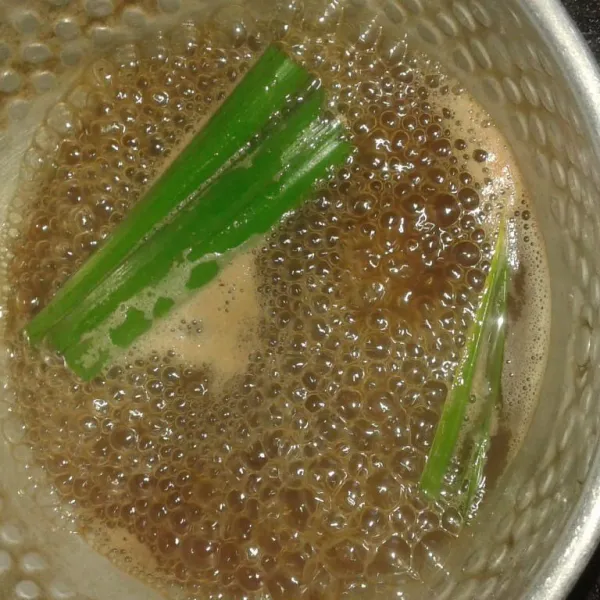 Buat sirup gula merah; rebus air dengan gula merah, garam dan daun pandan sampai gula larut. Saring dan dinginkan.