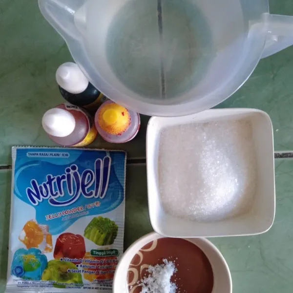Siapkan bahan untuk membuat jelly. Larutkan semua bahan, kecuali pewarna makanan.