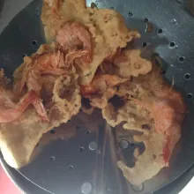 Angkat dan tiriskan, gimbal udang renyah siap disajikan.