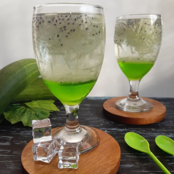 Tambahkan selasih diatasnya, aduk dan sajikan.