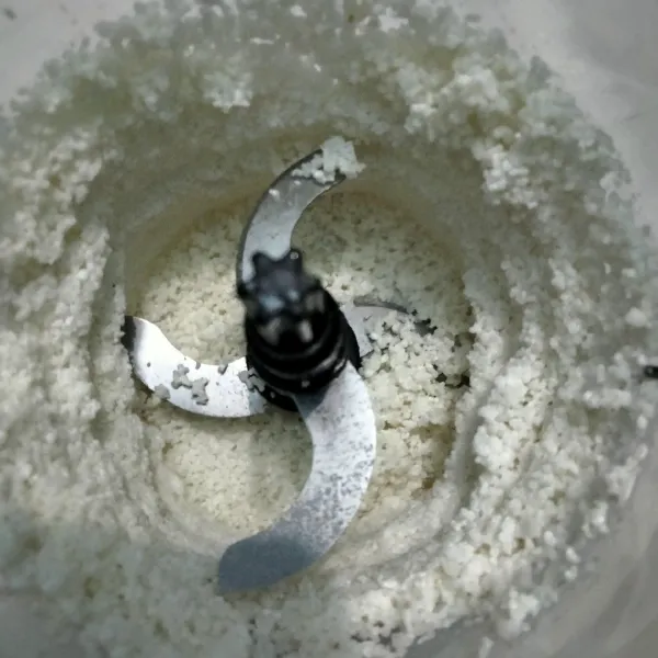 Setelah 1 hari, cuci bersih beras lalu di tumbuk kasar atau di blender