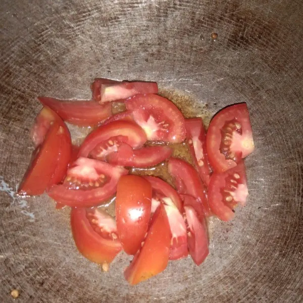 Goreng tomat hingga layu, lalu ulek bersama bumbu