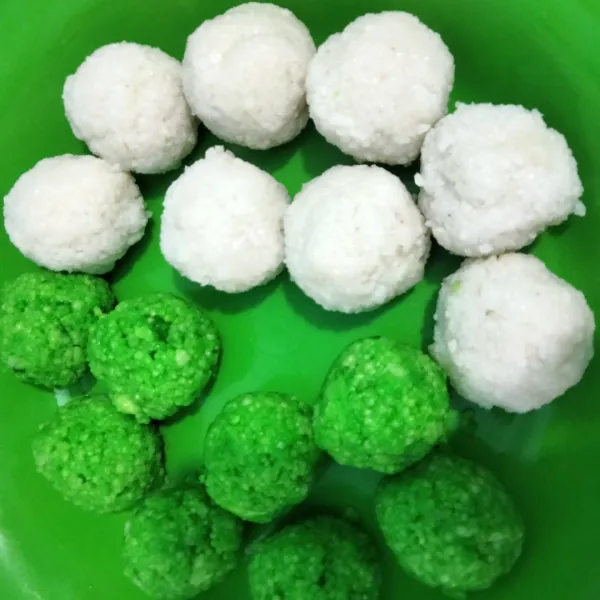 Bagi 2 adonan beras, yang satunya diberi perwarna makanan hijau lalu di bulat-bulat, ukurannya sesuai selera