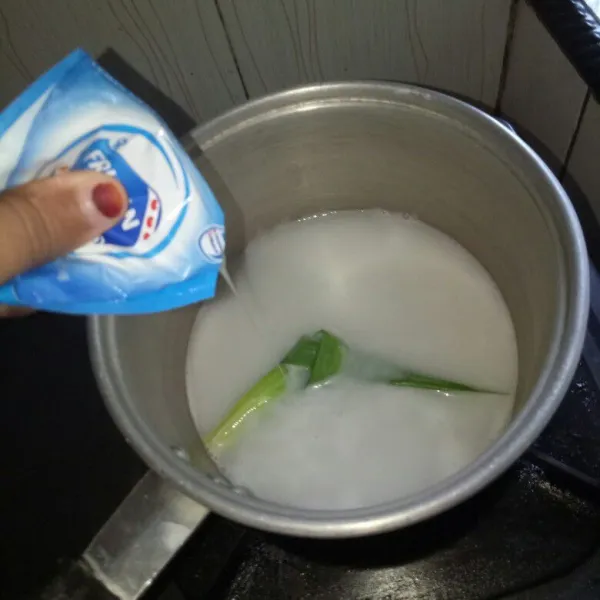 Masukan susu kental manis,aduk rata dan dinginkan