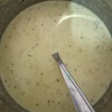 Tambahkan air dan aduk sampai merata.