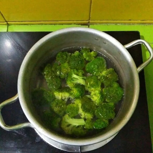 Cuci bersih brokoli dan rebus. Tiriskan