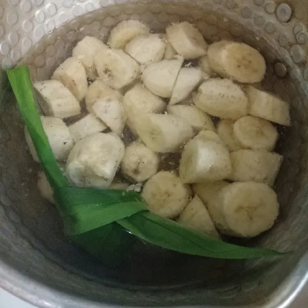 Rebus pisang dalam air dan daun pandan
