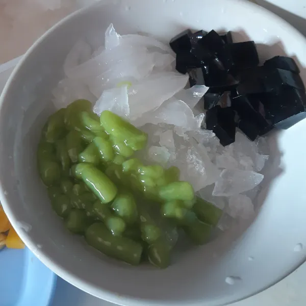 Tambahkan cendol pandan.