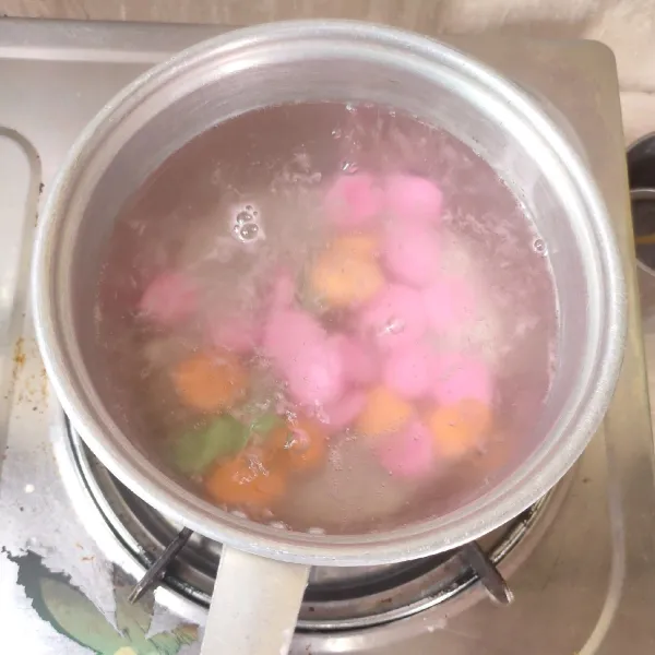 Kemudian masak air hingga mendidih, rebus adonan tadi hingga matang sekitar 20 menit, angkat.