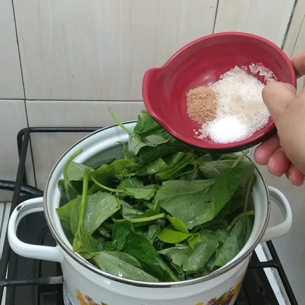 Masukkan garam, gula pasir, dan penyedap.