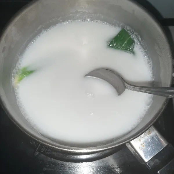Buat dulu santan dengan mencampurkan santan kental, gula, pandan dan air. Aduk hingga mendidih.