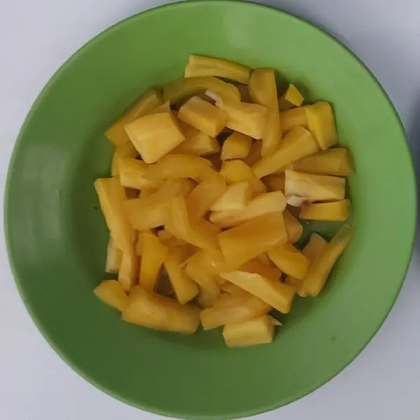 Potong-potong nangka sesuai selera.