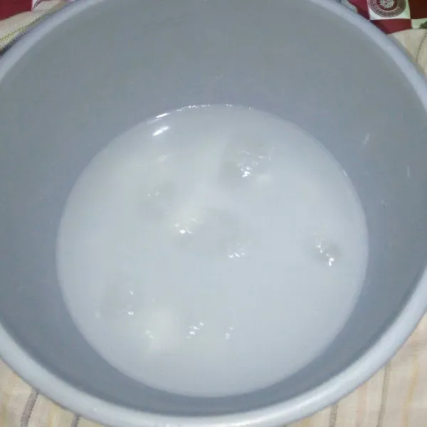 Di wadah tuang air kelapa.