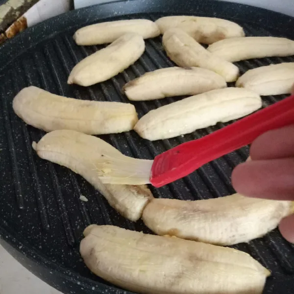 Panggang dengan api kecil dan olesi sisi lain pisang dengan mentega.