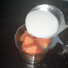 Tambahkan kuah santan.