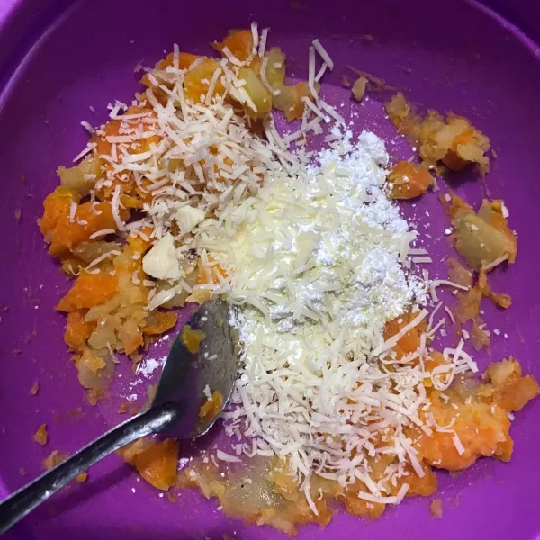Letakkan di wadah dan haluskan wortel dan kentangnya. Beri garam, penyedap rasa, keju dan tepung maizena, aduk merata.