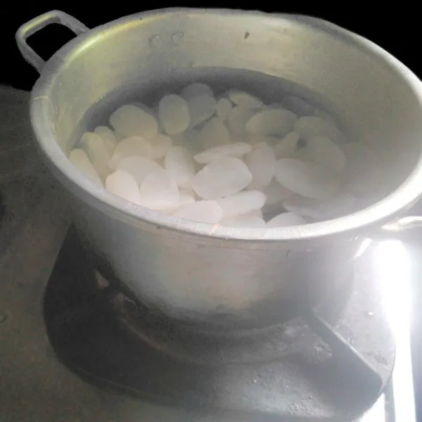 Masukkan kolang kaling yang sudah dicuci bersih ke dalam panci, lalu tambahkan air sekitar 3 gelas.