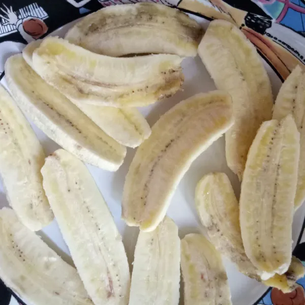 Belah dua pisang atau sesuai selera.