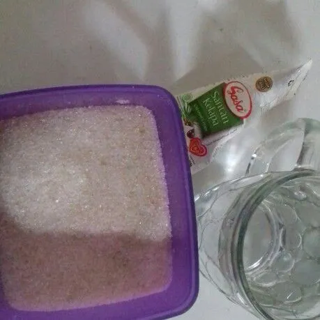 Siapkan bahan kuah santan. kalau pakai santan instan, cairkan dulu dengan 250 ml air.
