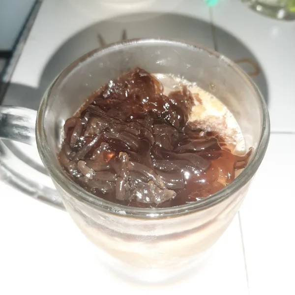 Tambahkan cincau serut.