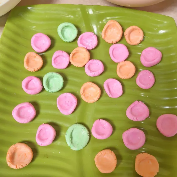 Lalu adonan dibentuk bulat pipih, tekan bagian tengahnya, lakukan sampai semua adonan habis.