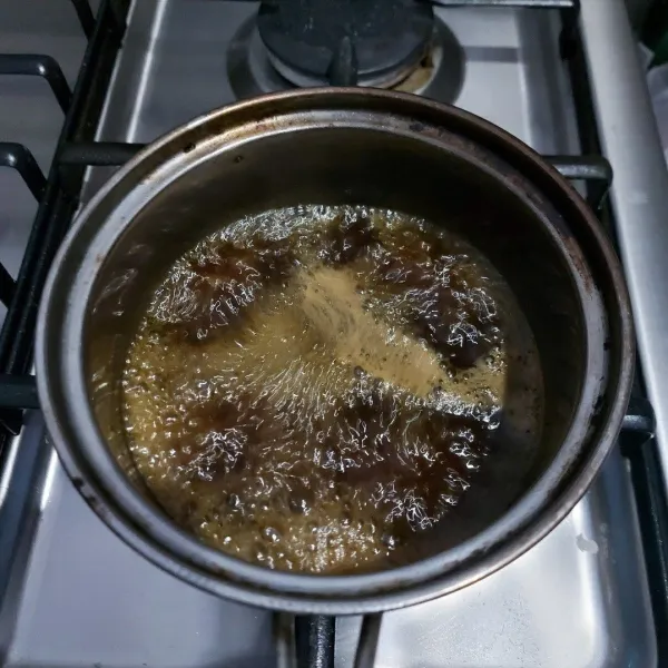 Buat bahan saus : campur semua bahan saus, rebus sampai mendidih. Angkat, disaring dan dinginkan.
