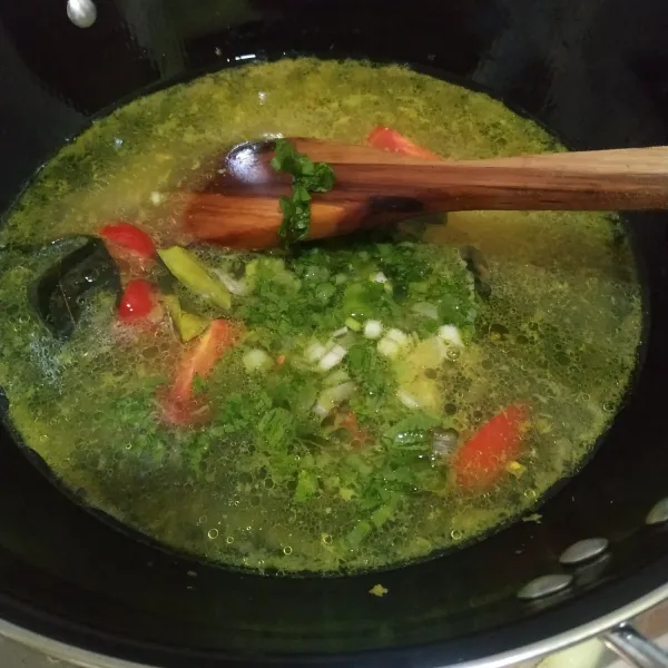 Tuang secukupnya air. Masukkan pula irisan tomat, daun bawang dan daun seledri.