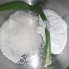 Tambahkan santan kental.