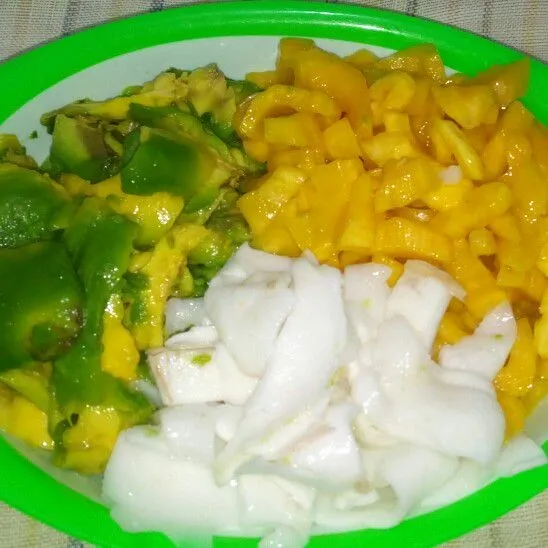 Siapkan buah buahan yang sudah dipotong potong.