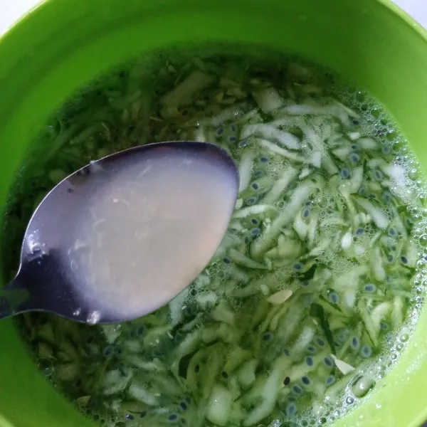 Tuang air mineral dan masukkan juga perasan jeruk nipis, aduk rata.