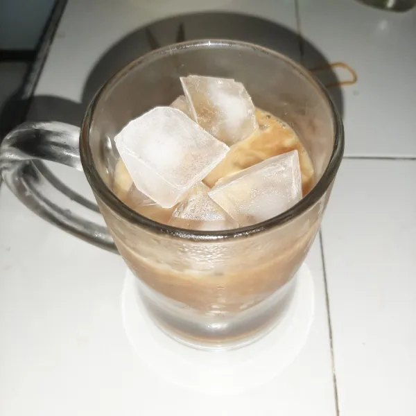 Setelah sudah dingin (mencapai suhu ruang), tambahkan es batu.