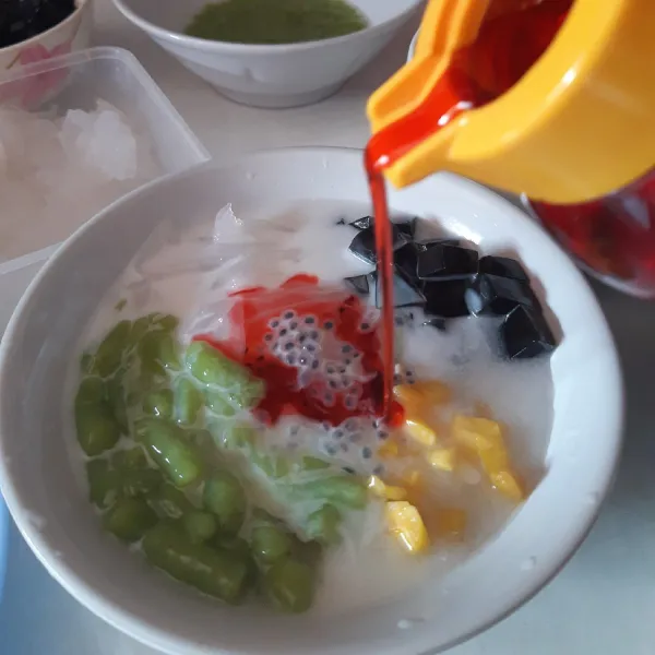 Tuang kuah santan, beri susu kental manis dan sirup coco pandan.