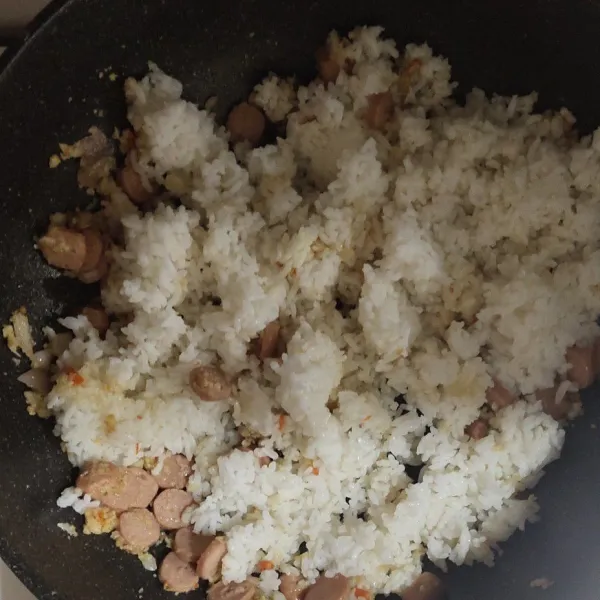 Tambahkan nasi, aduk hingga rata.