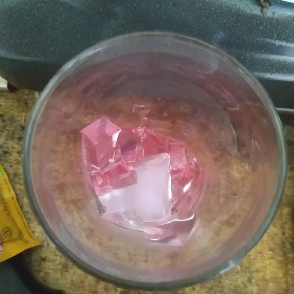 Masukkan es batu dan jelly kedalam gelas saji.