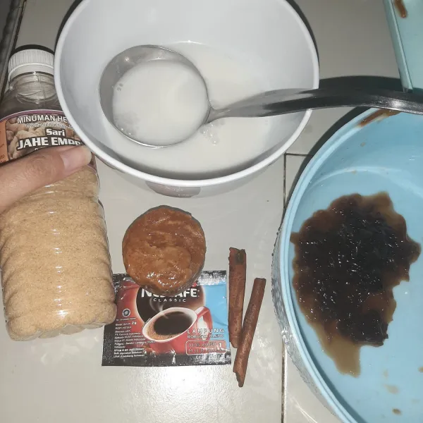 Siapkan bahan-bahan lain. Untuk cincau lebih enak kalau diserut.