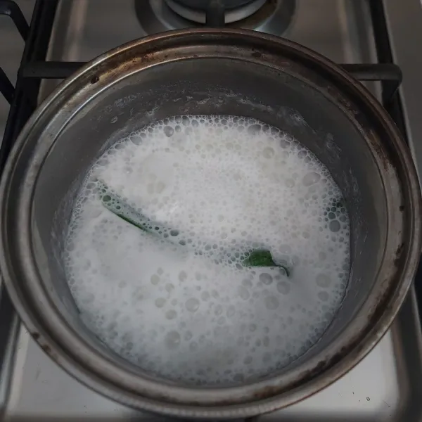 Buat kuah santan : Campur santan dan gula, masak sampai mendidih. Angkat, masukkan kental manis, aduk² dan dinginkan.
