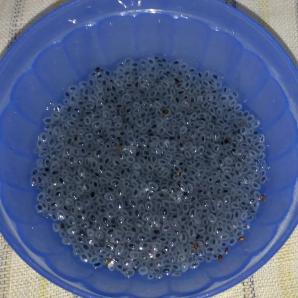 Dan biji selasih yang sudah direndam air.