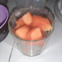Tambahkan potongan pepaya.