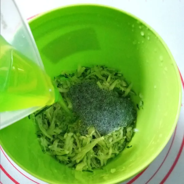 Masukkan biji selasih dan tuang sirup melon.