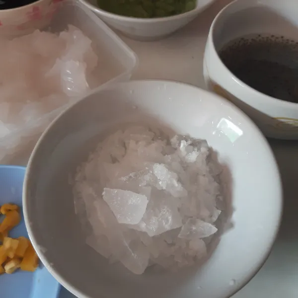 Siapkan semua bahan dan mangkok saji, beri es batu secukupnya.